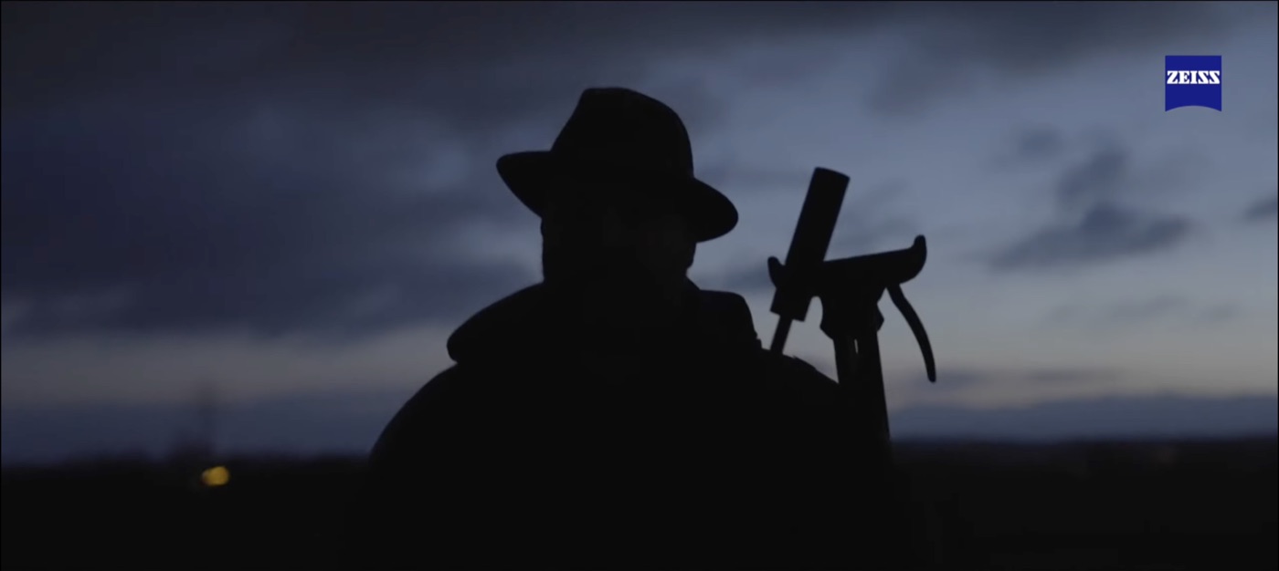 Jäger als Silhouette im Morgenlicht
