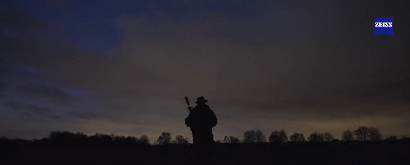 Jäger in weiter Landschaft