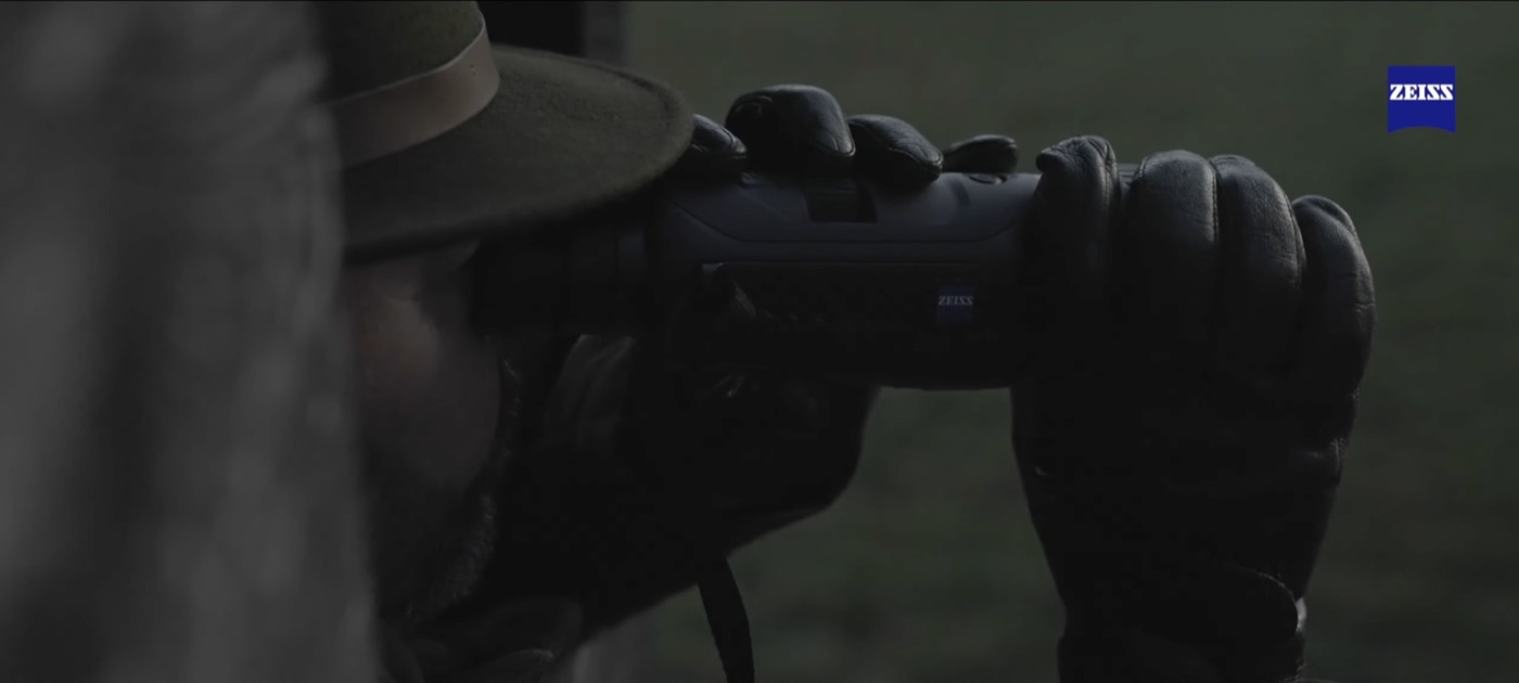 Jäger mit ZEISS Fernglas