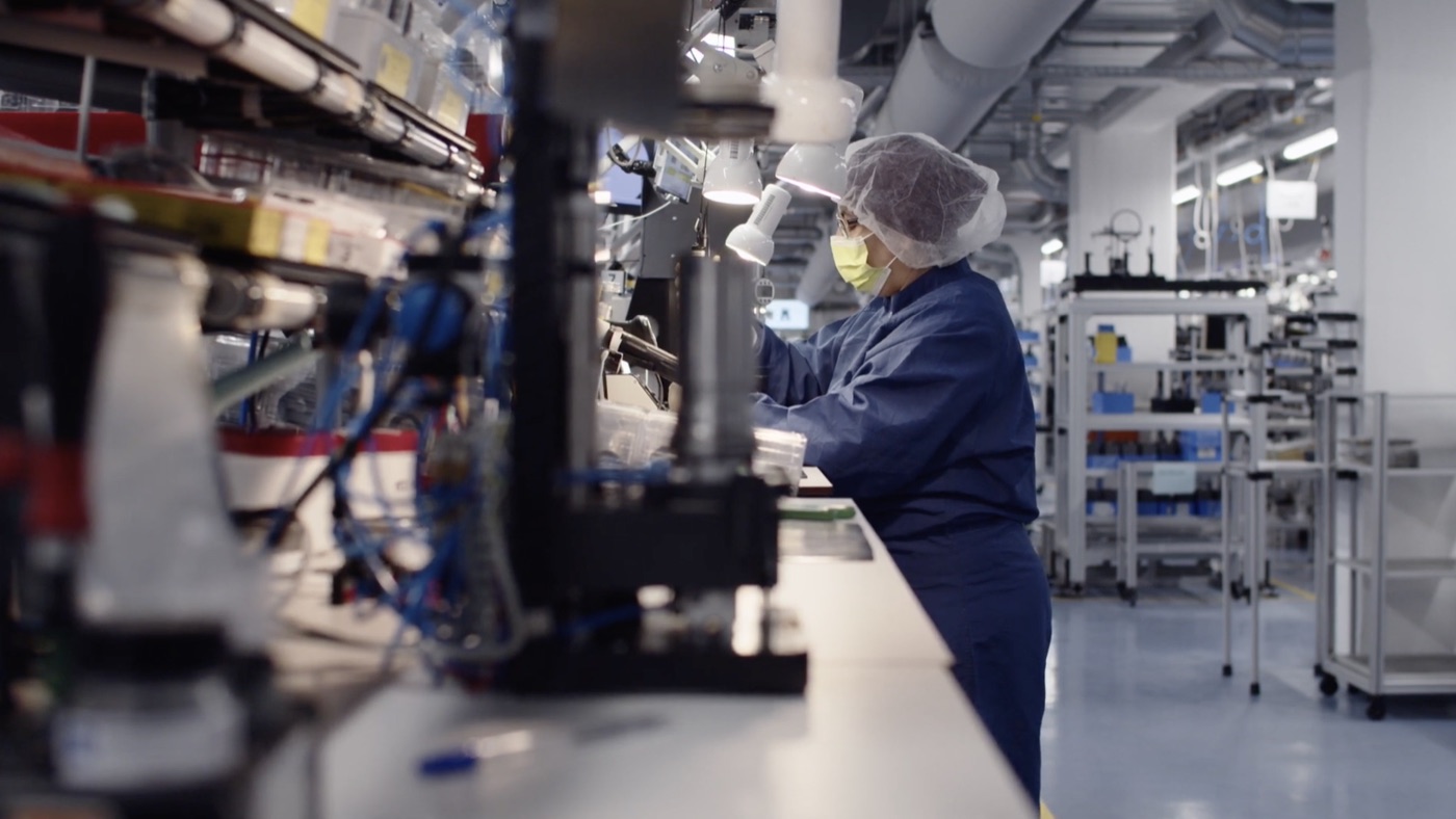 Präzisionsarbeit in der ZEISS Fertigung