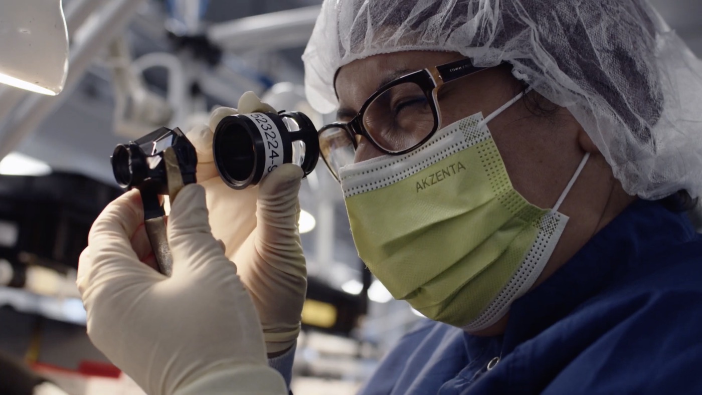 Detailaufnahme bei der ZEISS Fertigung